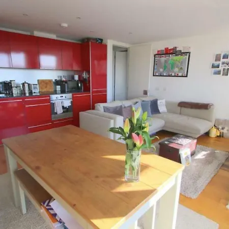Modern Flat With Views Of Бристоль